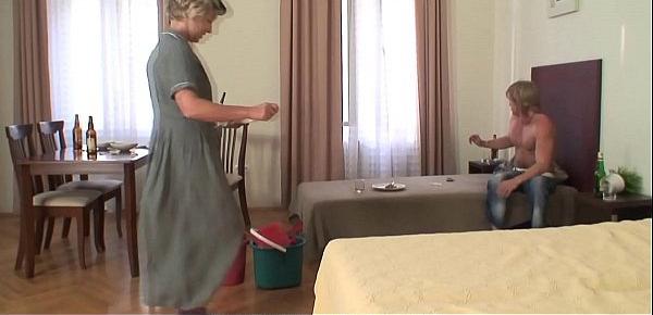  He fucks old mature cleaning woman from behind